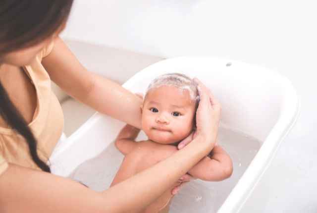How to wash the baby’s hair - step by step guidance.